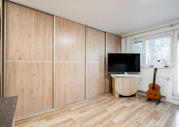 NA PREDAJ KLIMATIZOVANÁ GARSÓNKA 31,4m2 s balkónom a  parkovacím státím, ul. Na pasekách