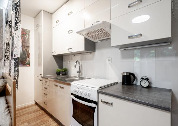 NA PREDAJ KLIMATIZOVANÁ GARSÓNKA 31,4m2 s balkónom a  parkovacím státím, ul. Na pasekách