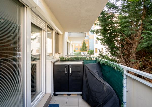NA PREDAJ KLIMATIZOVANÁ GARSÓNKA 31,4m2 s balkónom a  parkovacím státím, ul. Na pasekách