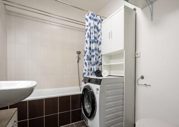 NA PREDAJ KLIMATIZOVANÁ GARSÓNKA 31,4m2 s balkónom a  parkovacím státím, ul. Na pasekách