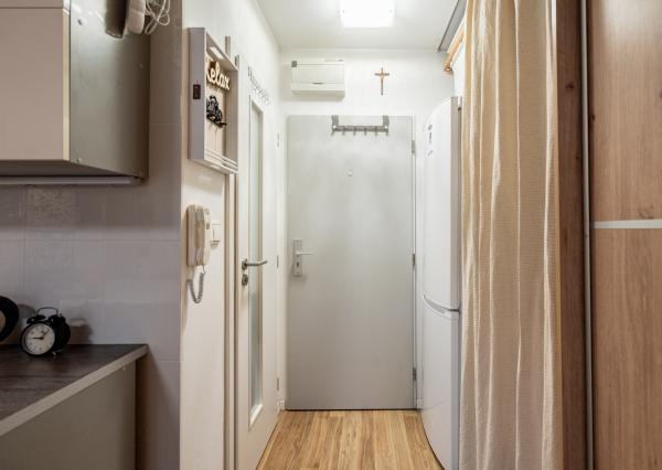 NA PREDAJ KLIMATIZOVANÁ GARSÓNKA 31,4m2 s balkónom a  parkovacím státím, ul. Na pasekách