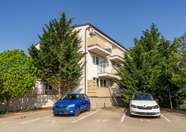 NA PREDAJ KLIMATIZOVANÁ GARSÓNKA 31,4m2 s balkónom a  parkovacím státím, ul. Na pasekách
