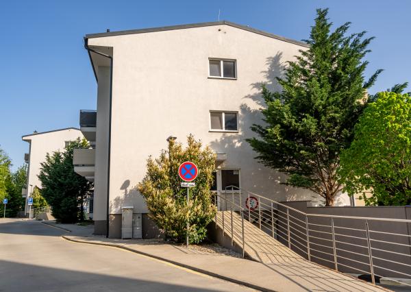 NA PREDAJ KLIMATIZOVANÁ GARSÓNKA 31,4m2 s balkónom a  parkovacím státím, ul. Na pasekách