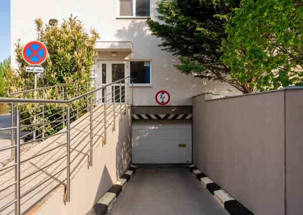 NA PREDAJ KLIMATIZOVANÁ GARSÓNKA 31,4m2 s balkónom a  parkovacím státím, ul. Na pasekách