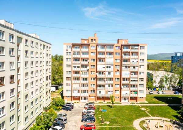 Ponúkame Vám na predaj veľmi pekný 2 izbový byt v Michalovciach.