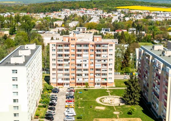 Ponúkame Vám na predaj veľmi pekný 2 izbový byt v Michalovciach.