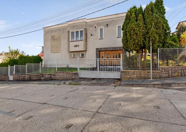 Na predaj rodinný dom s garážou, pozemok 817 m2, Hornoulická ulica, Bojnice