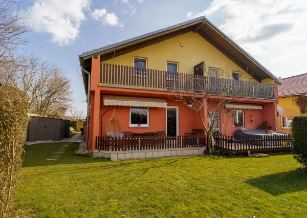 Na predaj 4-izbový zariadený byt (84,14 m²) so záhradou/pozemkom a parkovaním pri jazere
