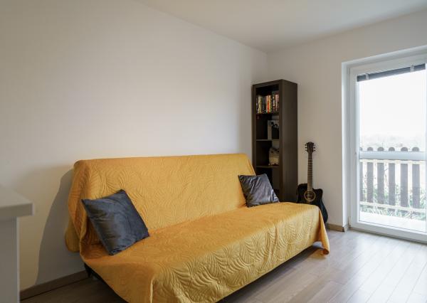 Na predaj 4-izbový zariadený byt (84,14 m²) so záhradou/pozemkom a parkovaním pri jazere