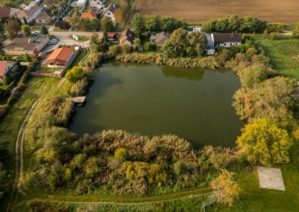 Na predaj 4-izbový zariadený byt (84,14 m²) so záhradou/pozemkom a parkovaním pri jazere