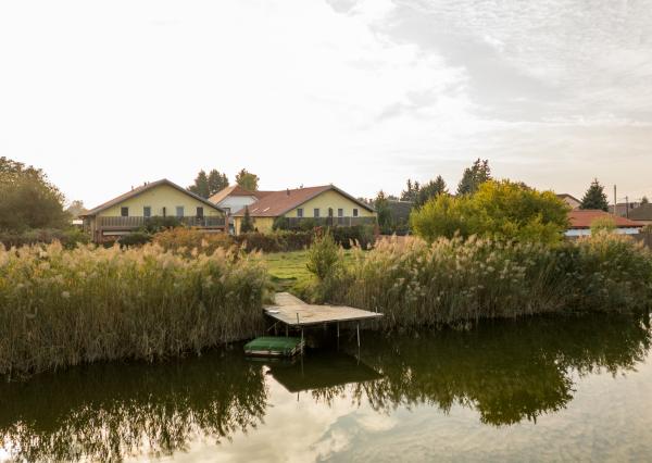 Na predaj 4-izbový zariadený byt (84,14 m²) so záhradou/pozemkom a parkovaním pri jazere