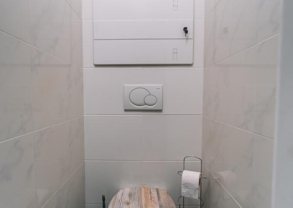 Ponúkame Vám na prenájom 2-izbový slnečný byt s loggiou v mestskej časti Košice – Juh na ulici Mudroňova.