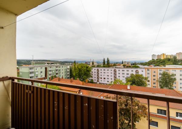 Ponúkame Vám na prenájom 2-izbový slnečný byt s loggiou v mestskej časti Košice – Juh na ulici Mudroňova.