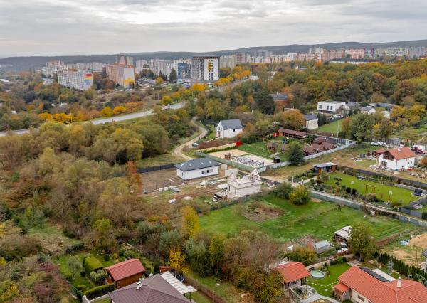 Pozemok vhodný na rekreačný dom alebo chatu o veľkosti 1.282 m2 v oblasti Čičky-majer, Košice - Terasa.