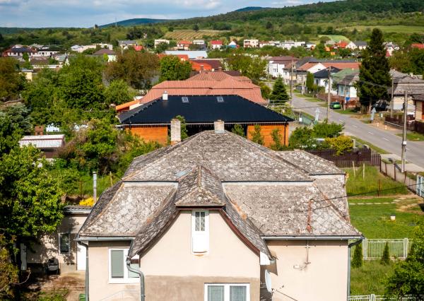 Exkluzívne na predaj rodinný dom v tokajskej obci Čerhov.