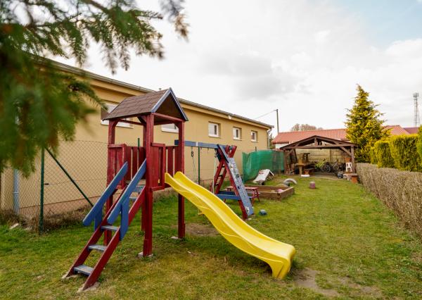 Na predaj zariadený štýlový 4-izbový byt so záhradou, parkovaním a výhľadom na jazero – Veľký Biel