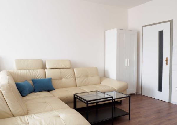 Na prenájom 1-izbový byt s balkónom, 42 m2, Vyšehradská ulica, Bratislava-Petržalka
