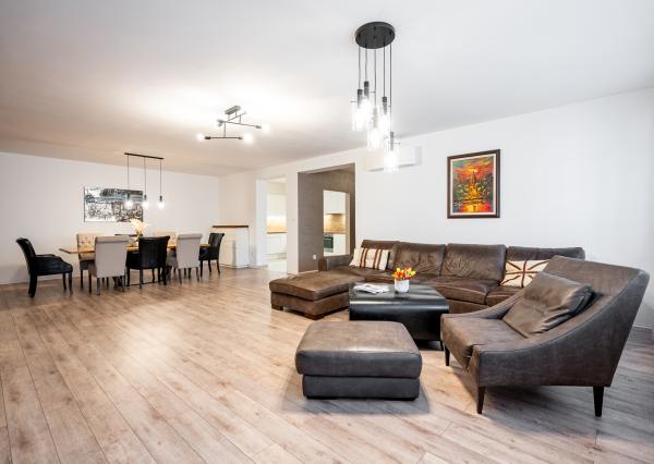 NA PREDAJ veľkometrážny 4-izbový byt 166,94 m² s parkovacím státím a 2 loggiami – Zámocká ulica
