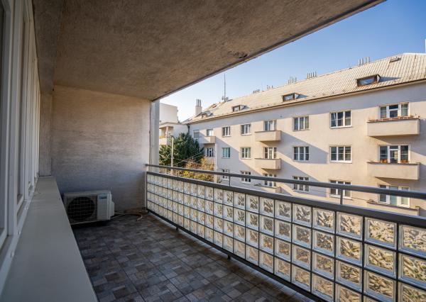 NA PREDAJ veľkometrážny 4-izbový byt 166,94 m² s parkovacím státím a 2 loggiami – Zámocká ulica