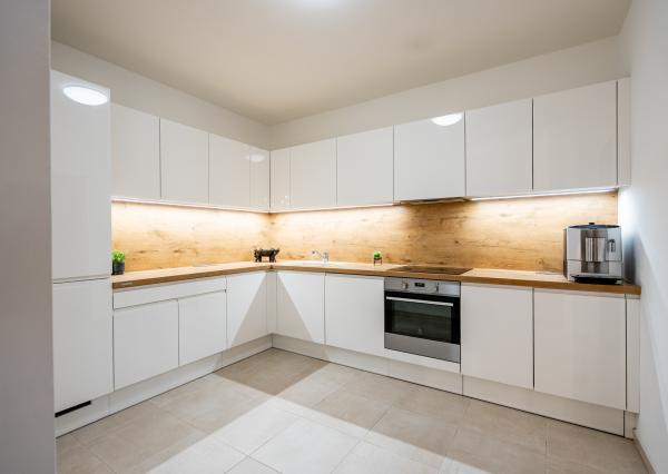 NA PREDAJ veľkometrážny 4-izbový byt 166,94 m² s parkovacím státím a 2 loggiami – Zámocká ulica