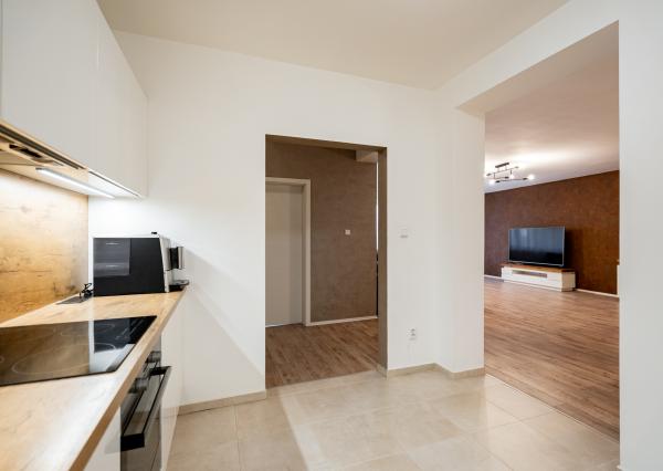 NA PREDAJ veľkometrážny 4-izbový byt 166,94 m² s parkovacím státím a 2 loggiami – Zámocká ulica