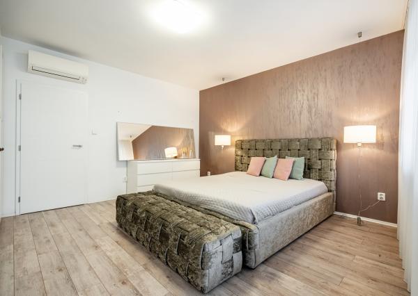 NA PREDAJ veľkometrážny 4-izbový byt 166,94 m² s parkovacím státím a 2 loggiami – Zámocká ulica