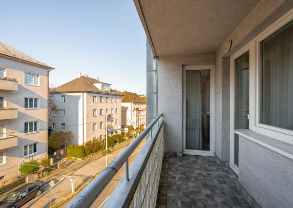 NA PREDAJ veľkometrážny 4-izbový byt 166,94 m² s parkovacím státím a 2 loggiami – Zámocká ulica