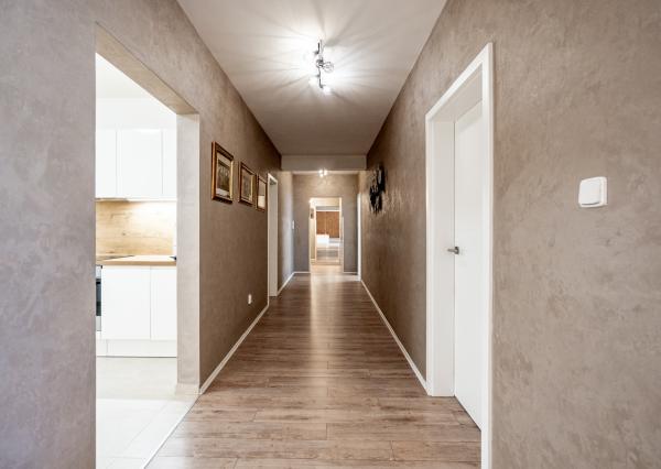 NA PREDAJ veľkometrážny 4-izbový byt 166,94 m² s parkovacím státím a 2 loggiami – Zámocká ulica