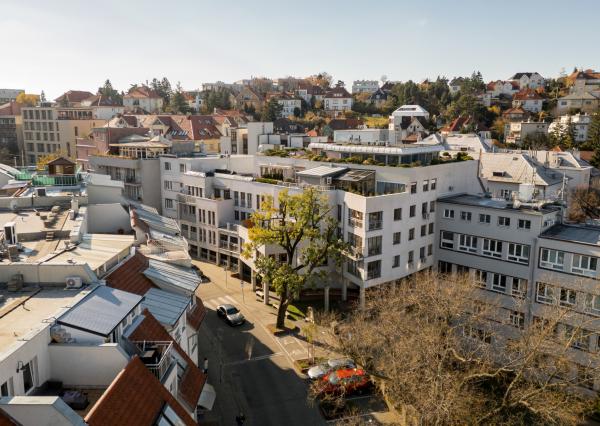 NA PREDAJ veľkometrážny 4-izbový byt 166,94 m² s parkovacím státím a 2 loggiami – Zámocká ulica