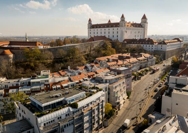 NA PREDAJ veľkometrážny 4-izbový byt 166,94 m² s parkovacím státím a 2 loggiami – Zámocká ulica
