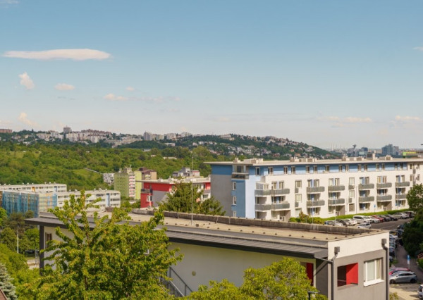 REZERVOVANÉ _ 2-izb byt po kompletnej rekonštrukcii s výhľadom na Bratislavu