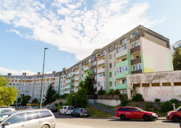 REZERVOVANÉ _ 2-izb byt po kompletnej rekonštrukcii s výhľadom na Bratislavu