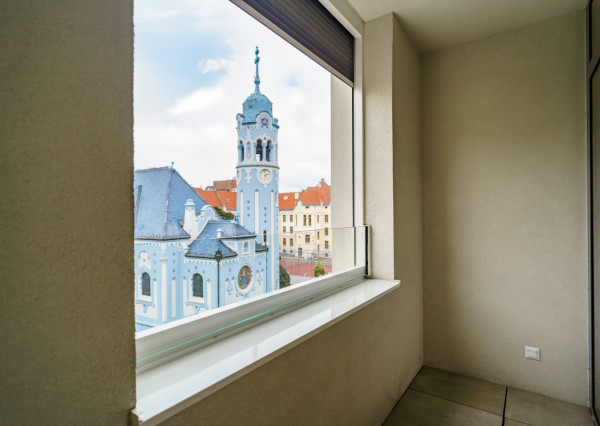 VÝNIMOČNÝ 3-IZBOVÝ BYT S IKONICKÝM VÝHĽADOM NA MODRÝ KOSTOLÍK | 2 LODŽIE, BALKÓN A 2 PARKOVACIE MIESTA