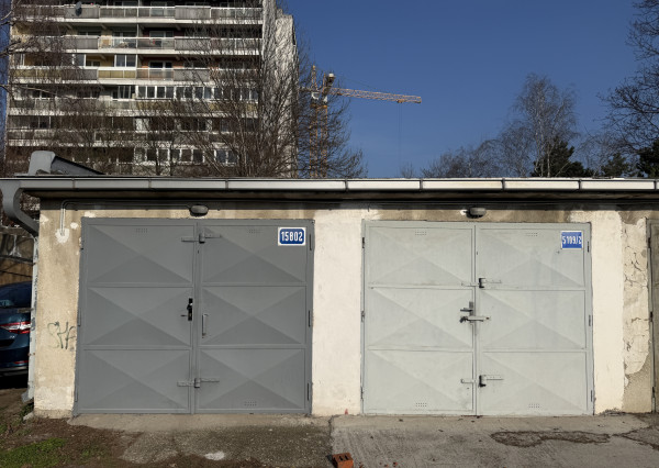 Na PREDAJ 2x murovaná garáž s elektrinou, Bajkalská ul. – Bratislava, časť Priekopy