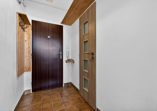 REZERVOVANÉ - Na predaj zrekonštruovaný a zariadený 1-izbový byt, 37,54 m2, Sekurisova ulica, Bratislava-Dúbravka